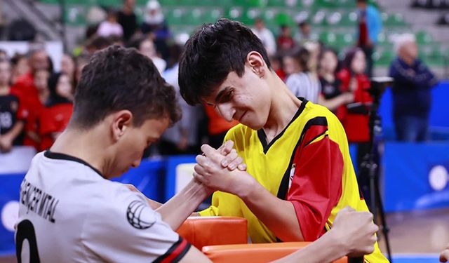 Bilek güreşi heyecanı Denizli’de yaşandı
