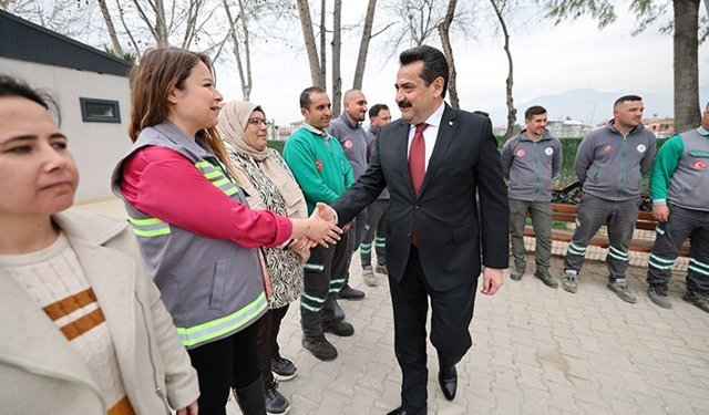 Ertemur belediye çalışanlarıyla bayramlaştı