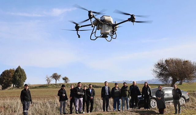 Çiftçiye dronlu gübreleme desteği