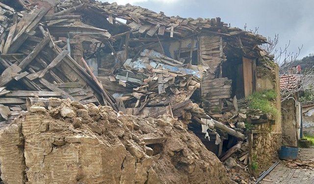 Buldan’da metruk ev çöktü