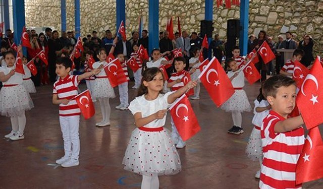 Babadağlı çocukların 23 Nisan coşkusu göz doldurdu