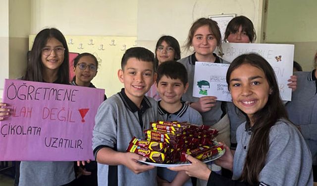 Öğretmen ve öğrenciler arasında duygu dolu dayanışma