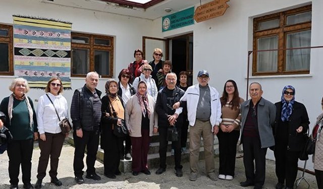 Burdurlu turistler Çameli'ne çıkarma yaptı