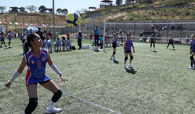 Pamukkale’de mini voleybol şenliği