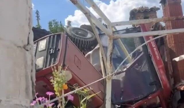 Denizli'de Kontrolden Çıkan Traktör Evin Bahçesine Uçtu