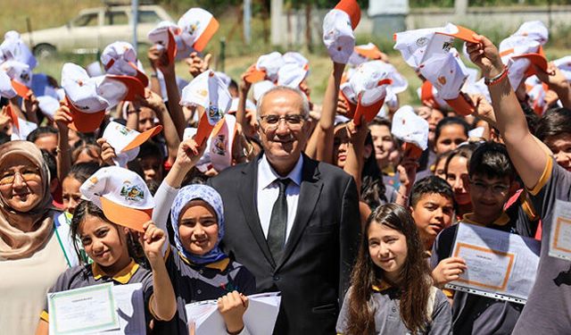 Cengiz Arslan öğrencilerin karne heyecanına ortak oldu