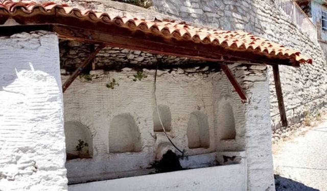 Tarihi çeşmenin çatısı tehlike altında
