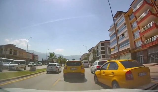 Ani şerit değiştiren taksi kazaya neden oluyordu