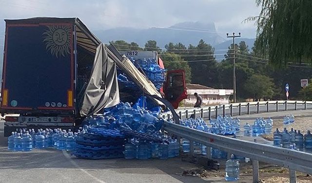 Virajı alamayan su yüklü tır devrildi