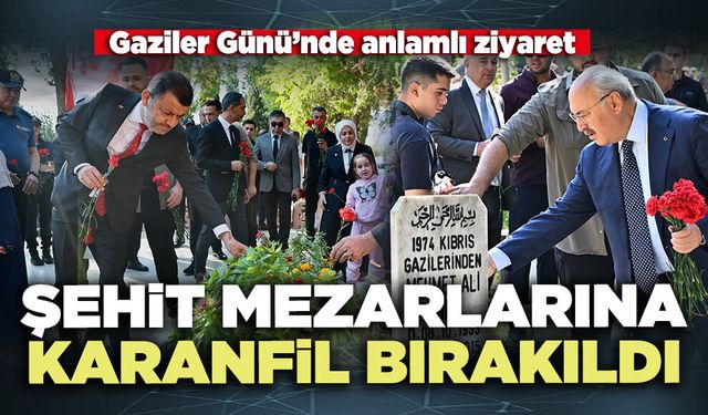 Şehit mezarlarına karanfil bırakıldı