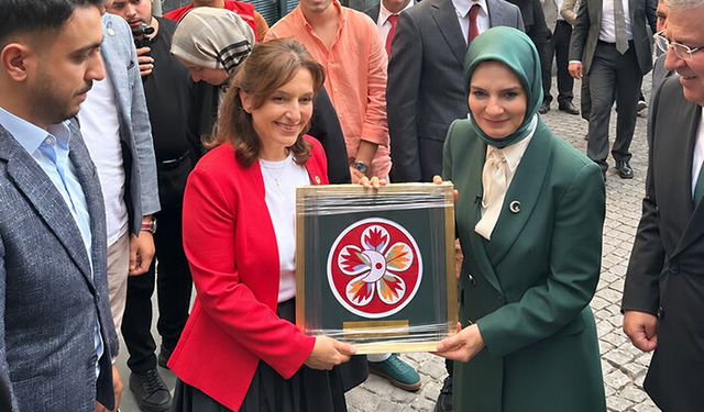 Kızılay’dan Bakan Göktaş’a anlamlı hediye