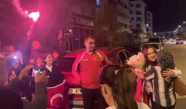 Dünya ikincisi Hilal Bayhan’a coşkulu karşılama