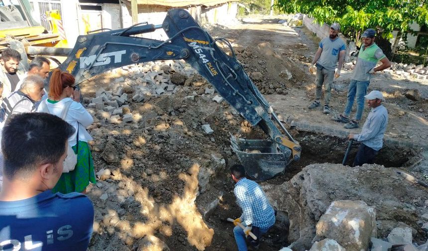 Kazı Yaparken Kepçeye Lahit Takıldı