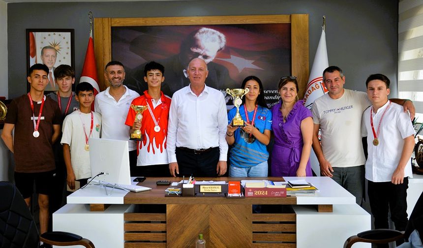 Belediye Başkan Kumral, Şampiyonları Kutladı