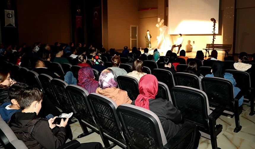 Ödüllü tiyatro oyunu Tavas’ta seyirciyle buluştu