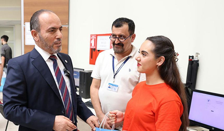 Rektör Güngör yeni öğrencilerle tanıştı