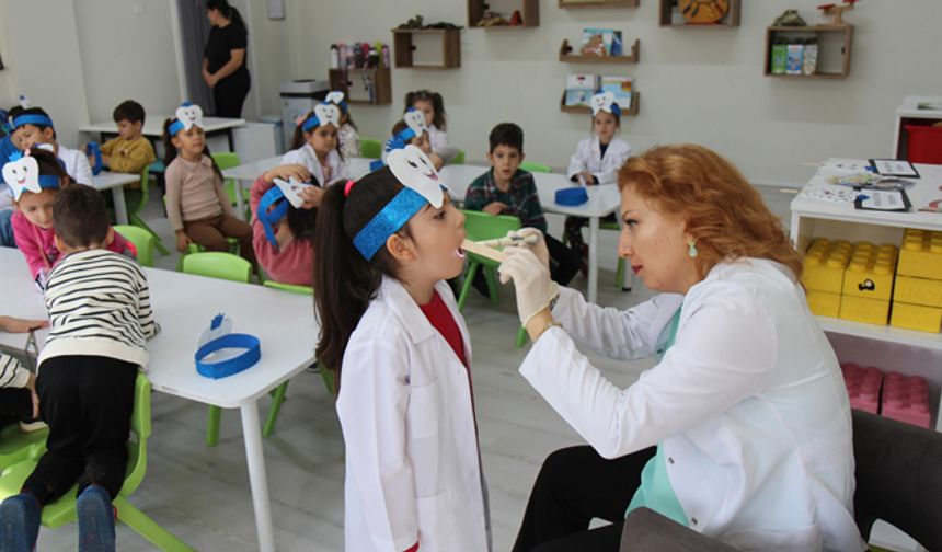 Minik öğrencilere diş fırçalama eğitimi