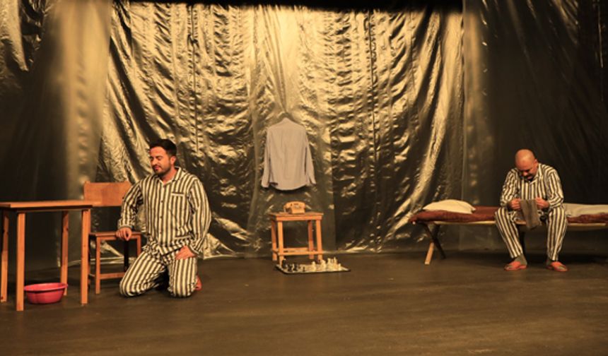 Sol Kültür Tiyatro Topluluğu “Tecrit” oyunu sahneledi