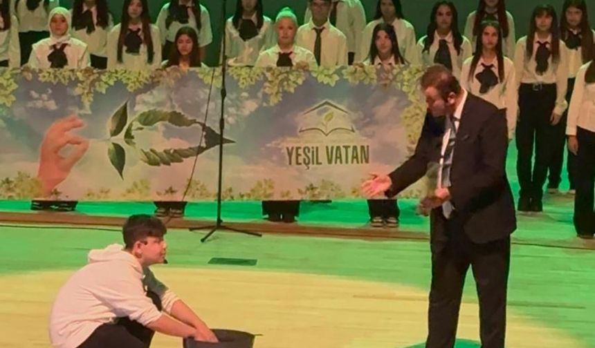 Denizli’de Meslek Lisesinden duygulandıran öğretmenler günü gösterisi
