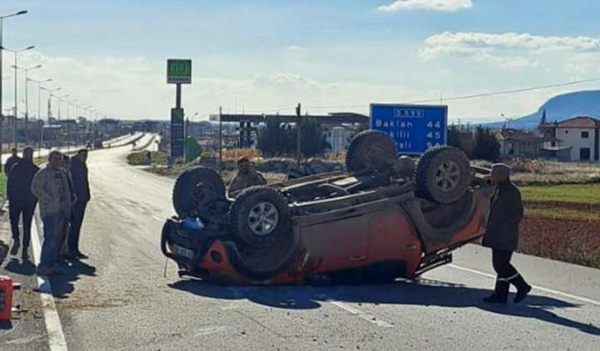 Aksı kırılan pikap takla attı