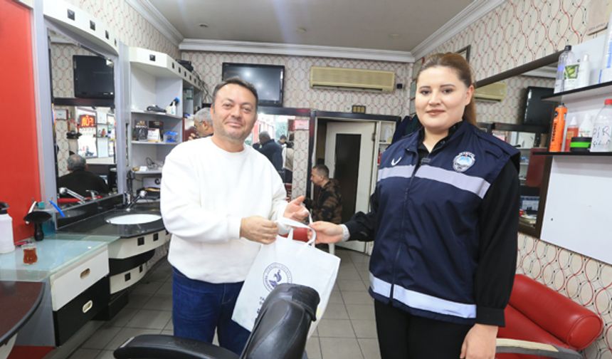 Pamukkale’de berber esnafına hijyen paketi sürprizi