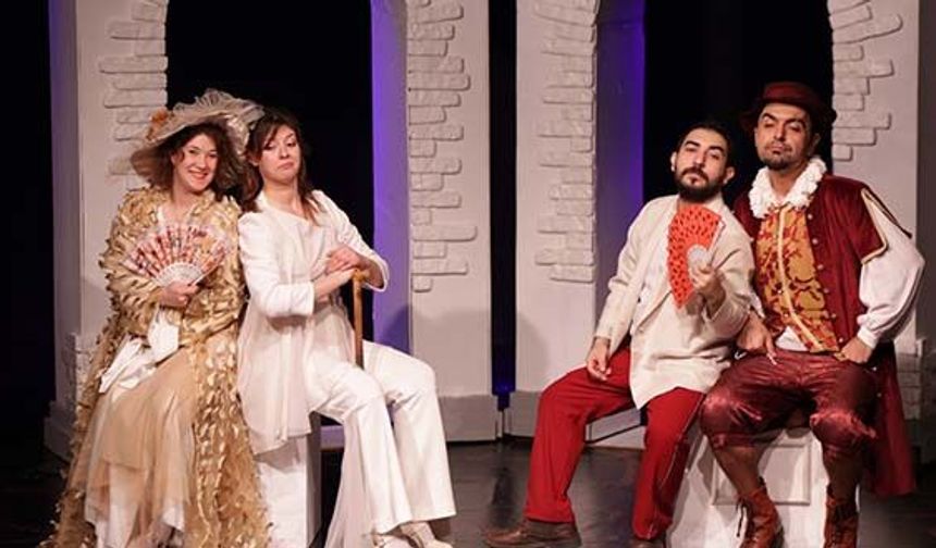 ‘Biz Aşık Değiliz’ sahnede