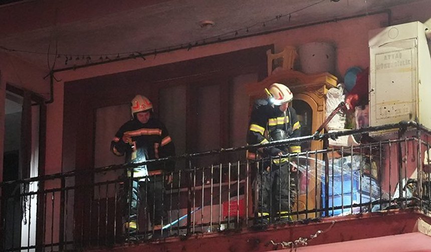 Balkondaki kombi alev aldı