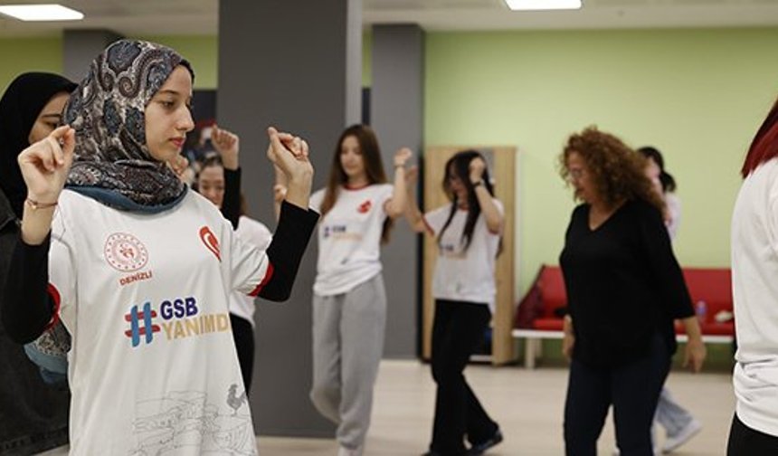 Öğrenciler yurtlarda halk oyunları öğreniyor