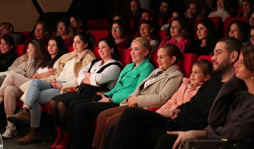 Şeniz Doğan; "Tüm tiyatro emekçilerinin gününü kutluyorum "