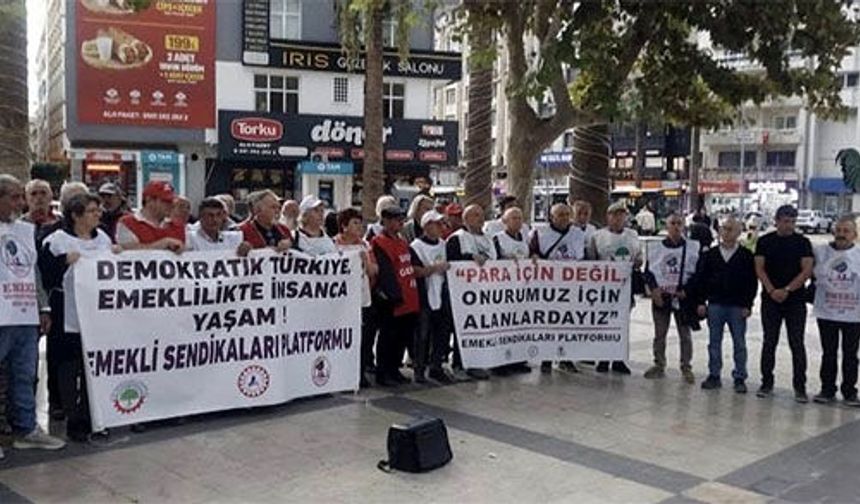 Emekliler Şekeroğlu için meydandaydı: “Bu siyasi bir c*nayettir”