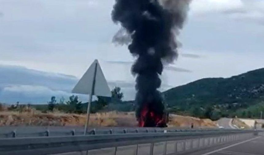 Seyir halindeki kamyonet alev aldı