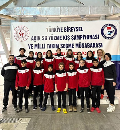 Denizli Büyükşehir Belediyespor Yüzme Takımı, Kocaeli’de düzenlenen Türkiye Bireysel Açık Su Yüzme Kış Şampiyonası ve Milli Takım Seçme Müsabakalarında aldığı derecelerle bir kez daha Denizlilileri gururlandırdı.