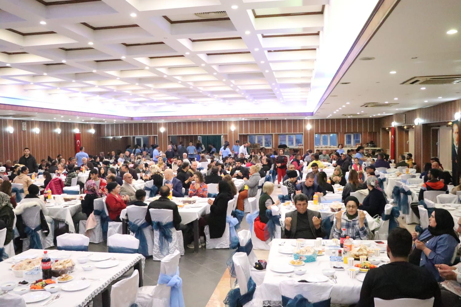 Sarayköy Belediyesi tarafından 8 Nisan Romanlar Günü dolasıyla düzenlenen iftar yemeğinde Belediye Başkanı Ahmet Necati Özbaş, ilçede yaşayan Roman vatandaşlarla bir araya geldi.