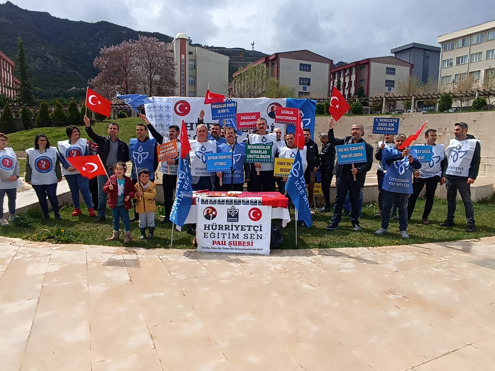 Hürriyetçi Eğitim Sen PAÜ Şubesi; memur maaşlarını protesto etti. Yoksulluk sınırının 30 bin TL’yi geçtiğini ifade eden eylemciler; kamu çalışanının 15 bin TL maaş almasının kabul edilemez olduğunu ifade etti. Hürriyetçi Eğitim Sen PAÜ Şubesi Başkanı Ferit Yıldız, “Maaşlar yoksulluk sınırının üzerine çıkarılmalıdır. İnsanca yaşamak istiyoruz” dedi.