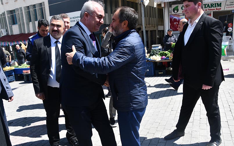 Milliyetçi Hareket Partisi Denizli Milletvekili Adayı Yusuf Garip, seçim çalışmalarına Buldan’da devam etti. Belediye Başkanı Mustafa Şevik’i ziyaret eden Garip ardından semt pazarında vatandaşlarla buluştu ve 14 Mayıs seçimlerinde oy istedi.