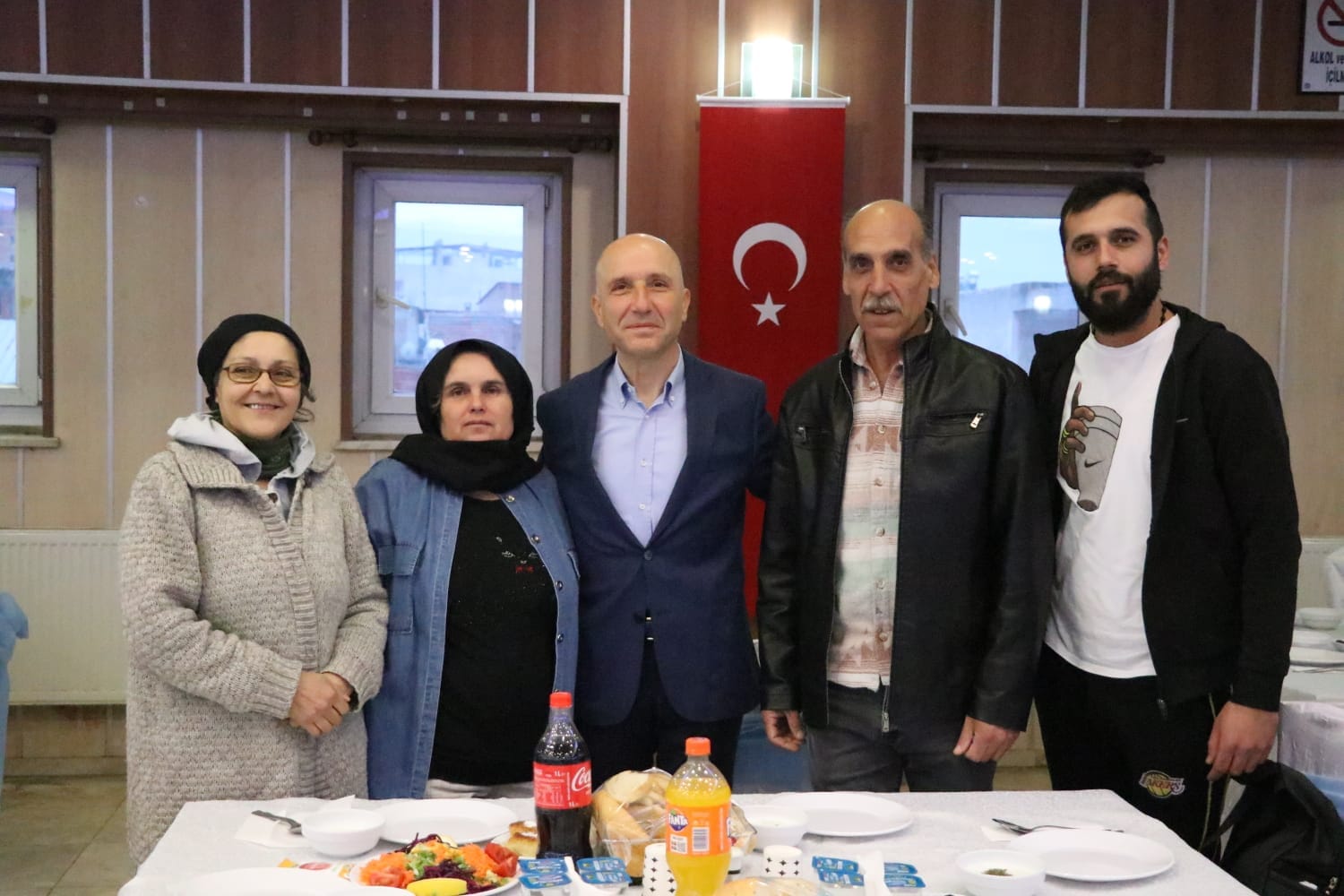 Sarayköy Belediyesi tarafından 8 Nisan Romanlar Günü dolasıyla düzenlenen iftar yemeğinde Belediye Başkanı Ahmet Necati Özbaş, ilçede yaşayan Roman vatandaşlarla bir araya geldi.