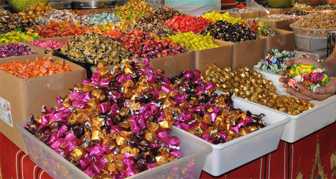 Ramazan bayramına sayılı günler kala ‘bayram şekerine’ de zam geldi. Geçtiğimiz yıl Kurban Bayramında 75 lira olan şeker aradan geçen sürede 99 liraya çıktı.