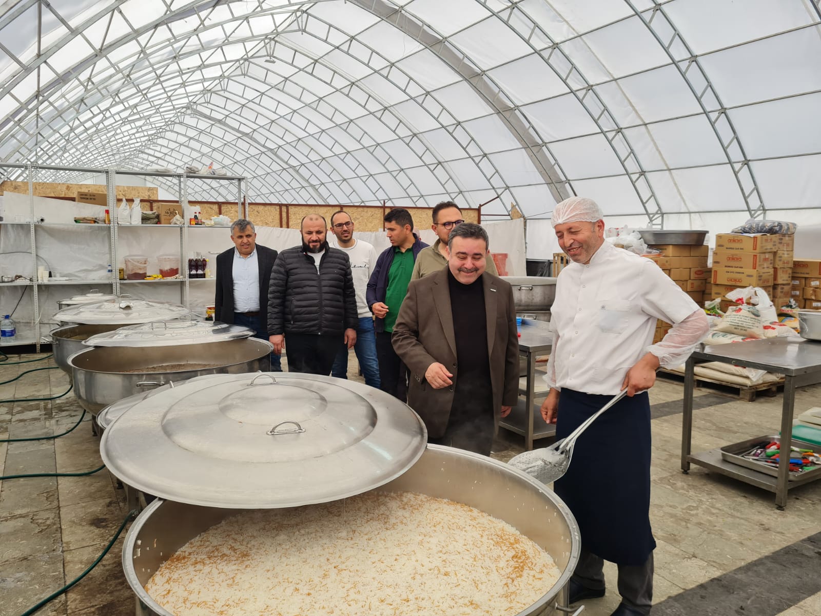 MÜSİAD Denizli Şubesi, depremin yaralarını sarmaya çalışan Kahramanmaraş’ta 2 bin kişilik iftar yemeği verdi.