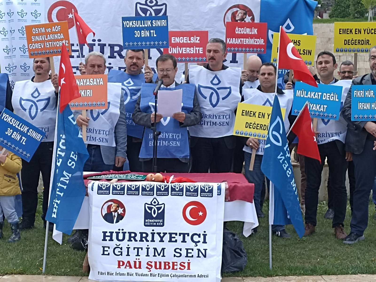 Hürriyetçi Eğitim Sen PAÜ Şubesi; memur maaşlarını protesto etti. Yoksulluk sınırının 30 bin TL’yi geçtiğini ifade eden eylemciler; kamu çalışanının 15 bin TL maaş almasının kabul edilemez olduğunu ifade etti. Hürriyetçi Eğitim Sen PAÜ Şubesi Başkanı Ferit Yıldız, “Maaşlar yoksulluk sınırının üzerine çıkarılmalıdır. İnsanca yaşamak istiyoruz” dedi.