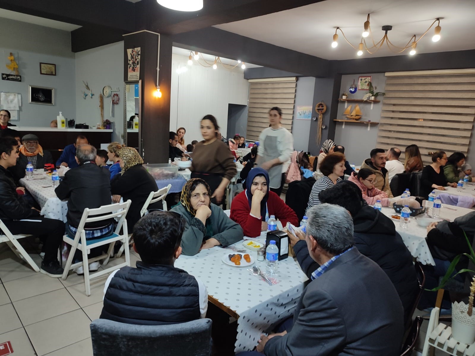 Denizli’de hayırsever bir gurbetçi vatandaşın desteğiyle, her akşam 130 kişi restoranda ücretsiz iftar yapıyor.