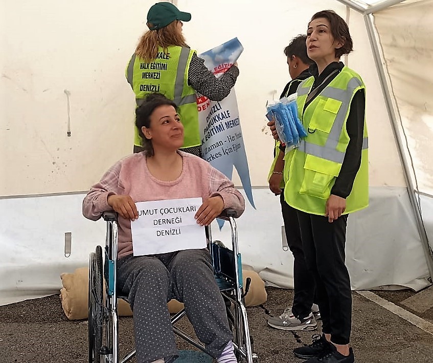 Kahramanmaraş merkezli depremde göçük atında kalan ve ayağından ameliyat olan Dilek Aslan’a Pamukkale Halk Eğitimi Müdürlüğü tekerlekli sandalye hediye etti.