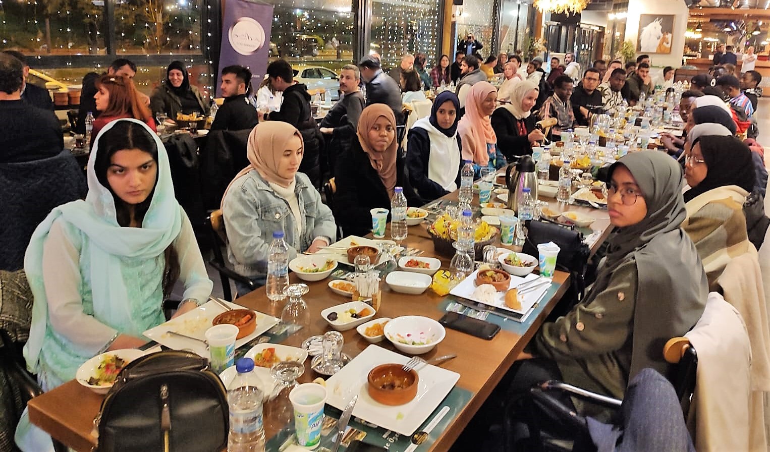 Eğitim hayatlarını Denizli’de sürdüren 20 ayrı ülkeden 90 öğrenci, Ramazan ayı dolayısıyla düzenlenen iftar yemeğinde bir araya geldi.