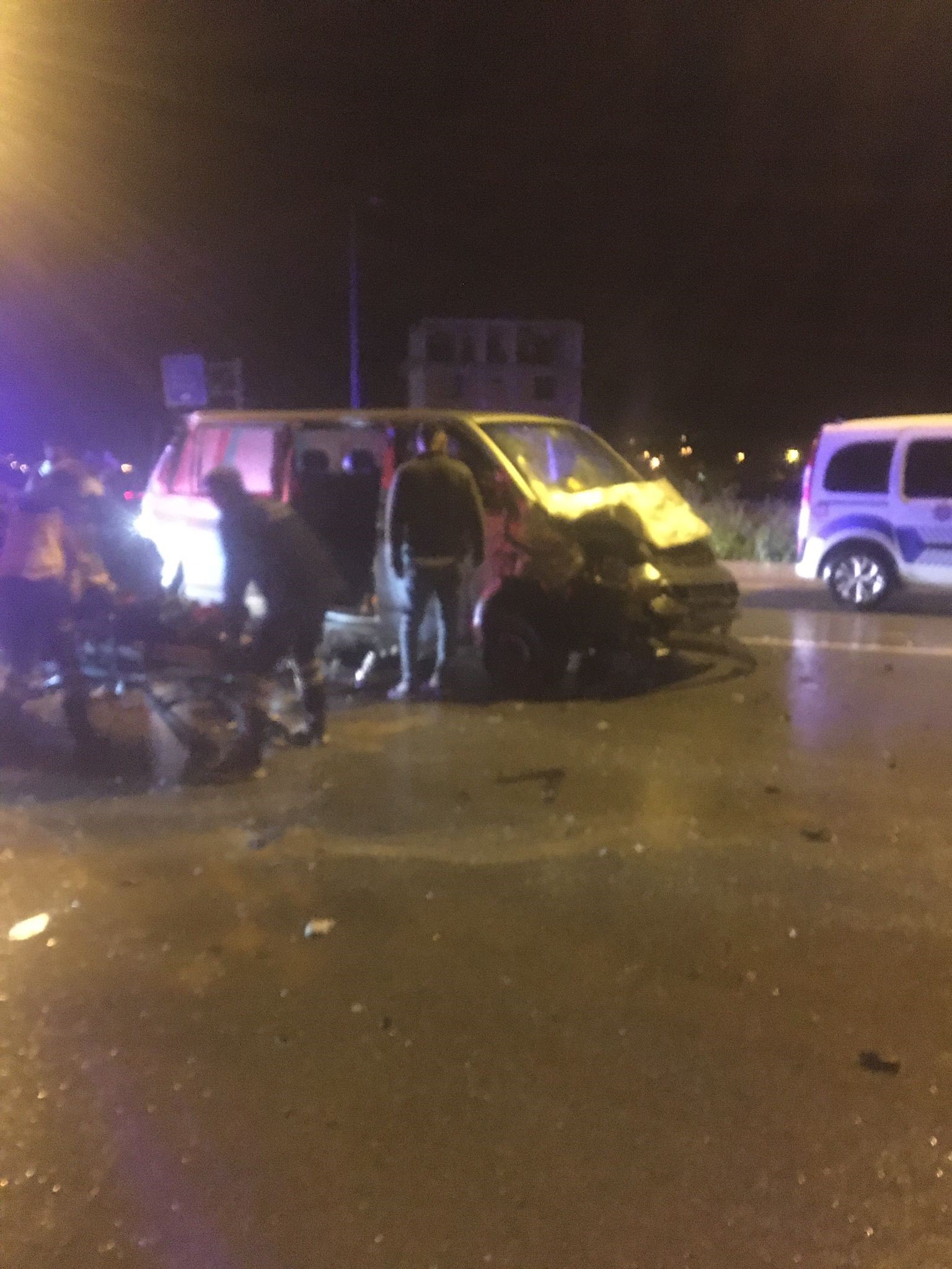 Denizli'nin Çivril ilçesinde otomobil ile minibüsün çarpışması sonucu meydana gelen kazada 3 kişi hayatını kaybetti.