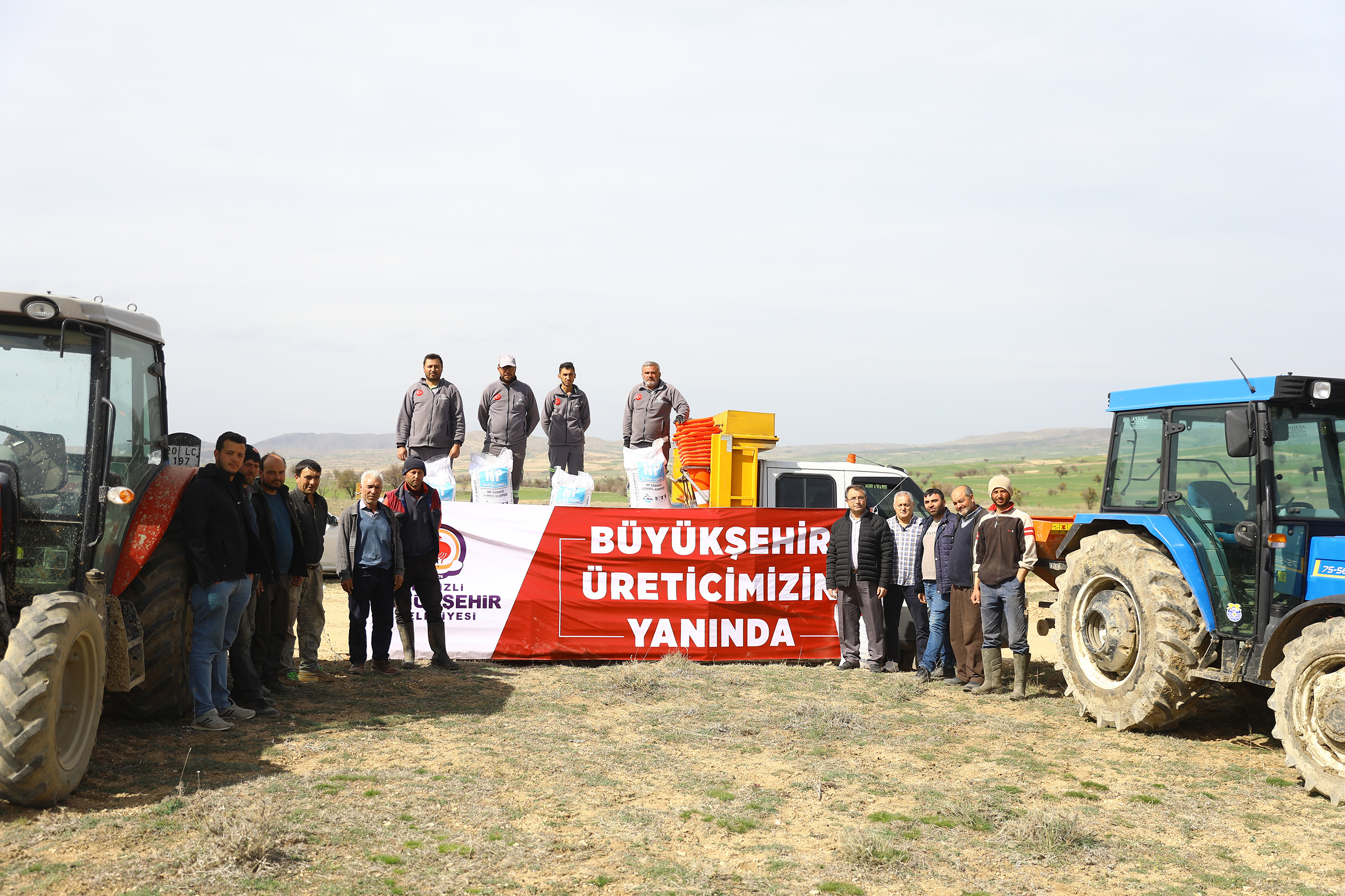 Denizli Büyükşehir Belediyesinin 11 ilçede başlattığı 12 bin dekarlık mera alanı ıslah edildi. Üreticiler yem maliyetini düşürecek projeden duydukları memnuniyeti dile getirirken, projeyle kaba yem ihtiyacını karşılama oranının yüzde 50’ye çıkarılması hedefleniyor.