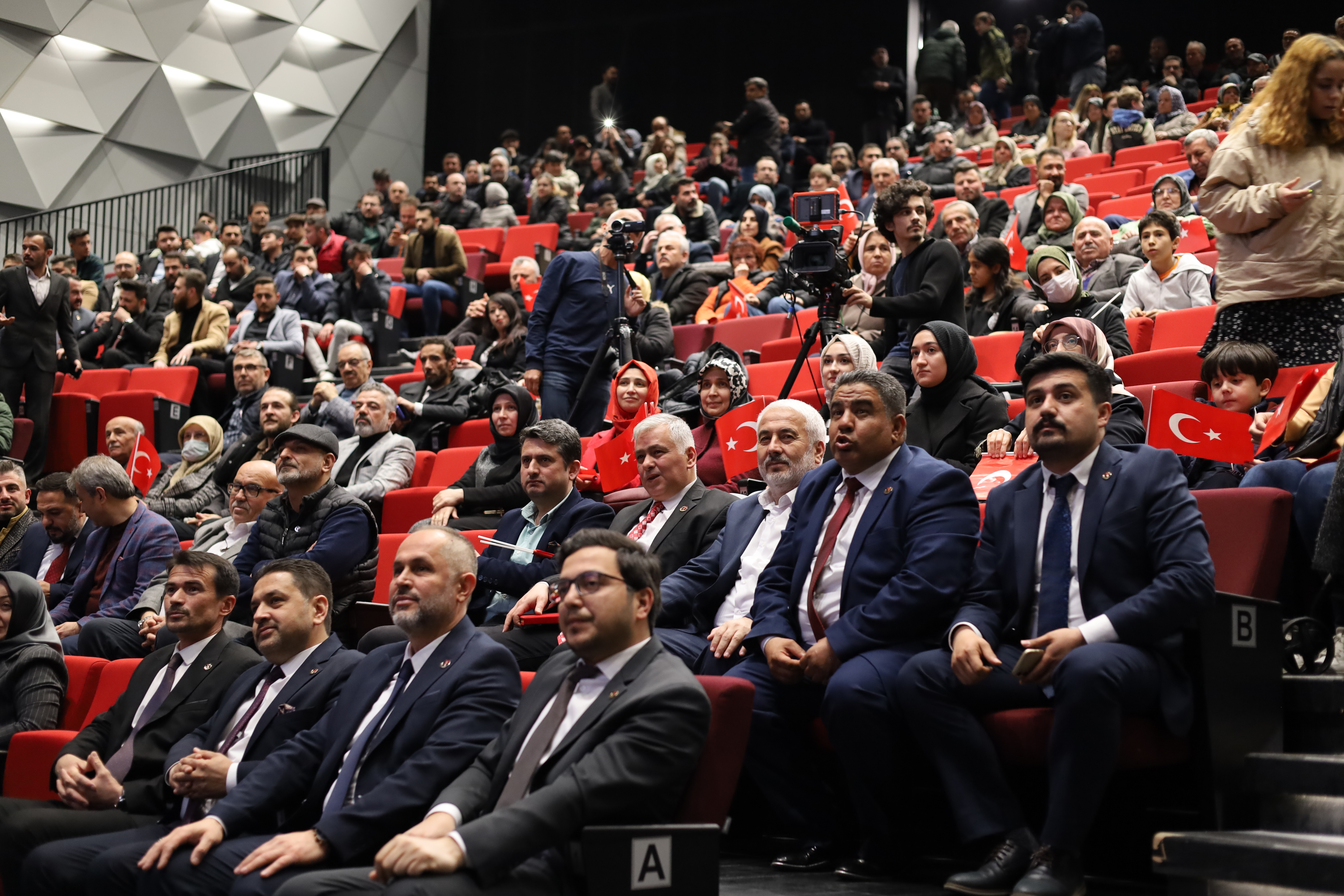 Büyük Birlik Partisi, Denizli milletvekili adaylarını tüm partililerin katılımı ile Nihat Zeybekci Kongre ve Kültür Merkezi'nde görkemli törenle tanıttı.