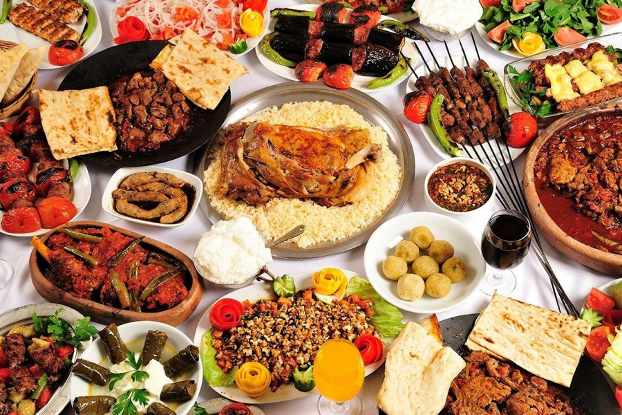 Uzmanlar, Ramazan ayı boyunca aç ve susuz kalındığı için Ramazan Bayramında aşırı yemek tüketiminden kaçınılması gerektiğini söyledi.