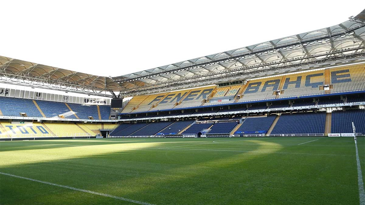 Türkiye Futbol Federasyonu EURO 2028 ve 2032'ye ev sahipliği yapmak için adaylık dosyasını UEFA'ya sundu. Dosyada ev sahipliği için 8 şehirden 10 stadyum bulunurken, İzmir'den hiçbir stat ve Vodafone Park'ın yer almaması dikkat çekti.