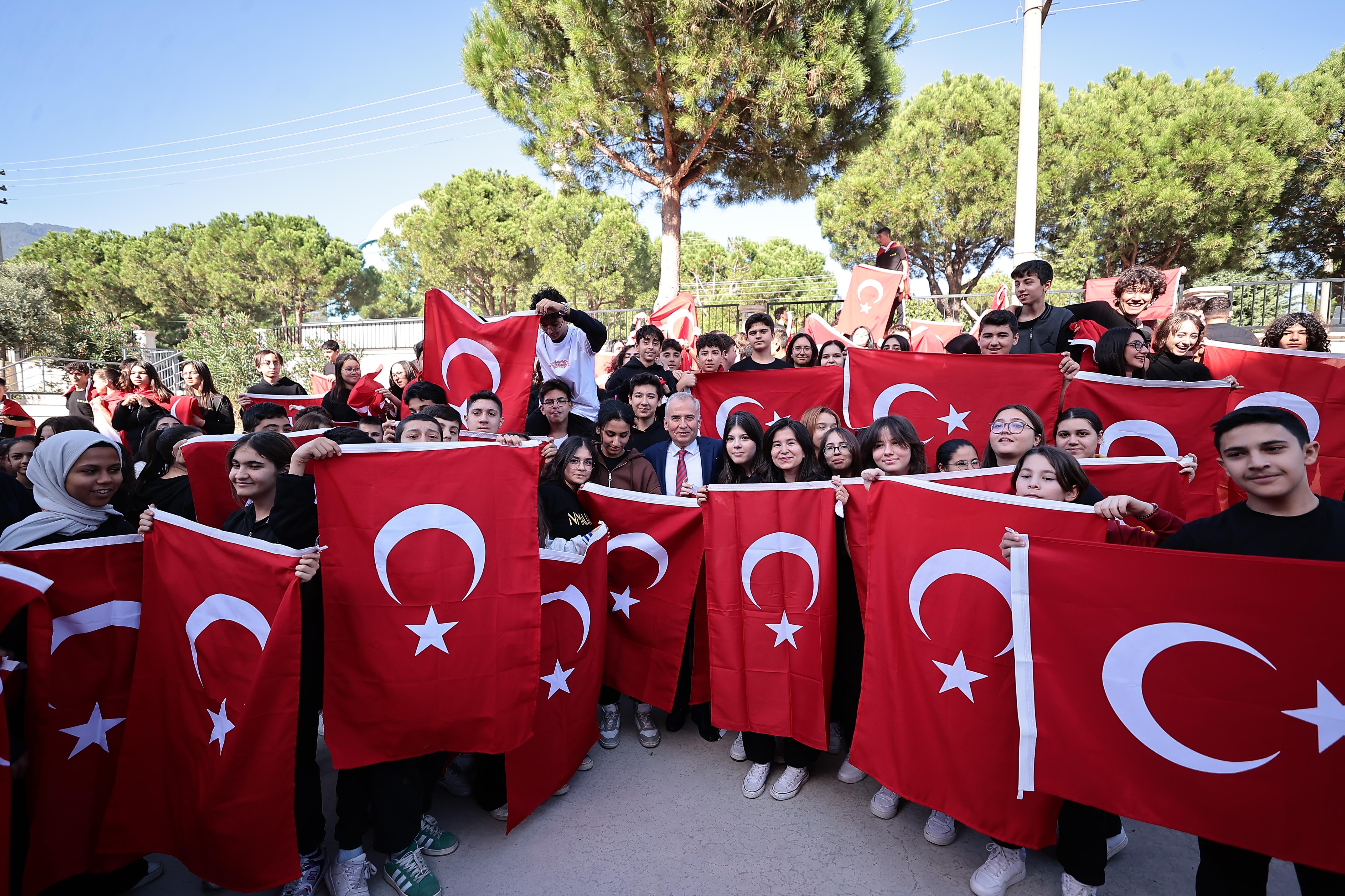 Başkan Zolan onbinlerce öğrenciye Türk Bayrağı hediye ediyor (1)