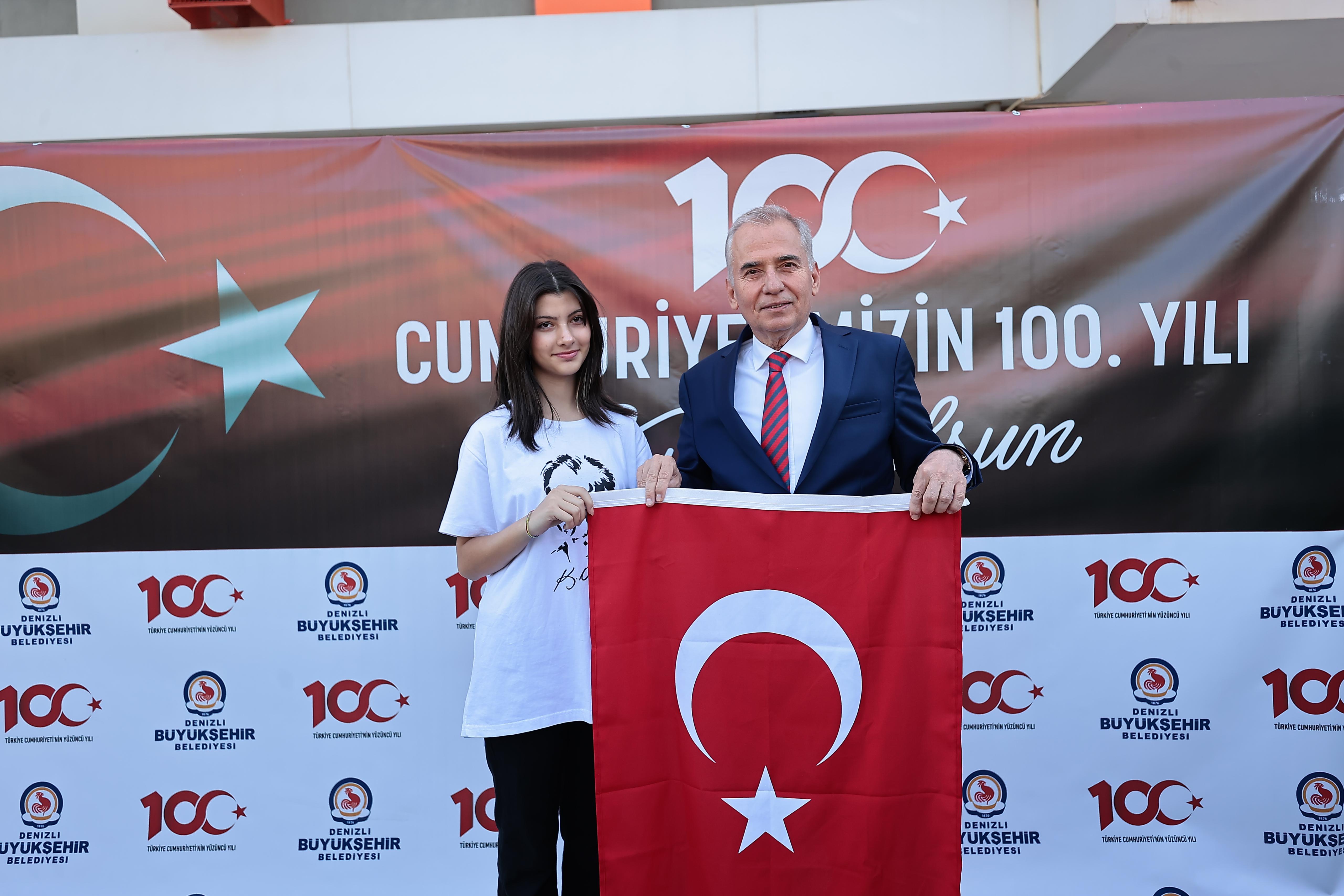 Başkan Zolan onbinlerce öğrenciye Türk Bayrağı hediye ediyor (6)