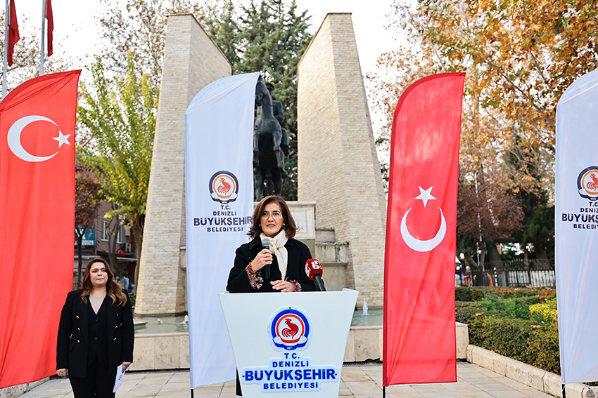 Kadın Meclisi, Atatürk Anıtı’na Çelenk Bıraktı (4)